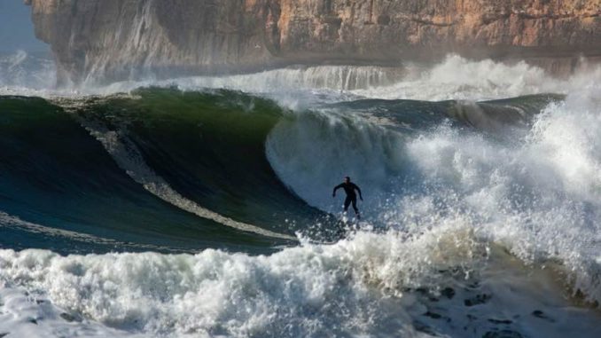 Lướt sóng trên bãi biển Bồ Đào Nha